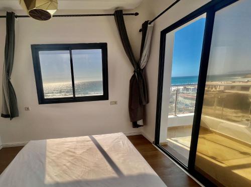 阿加迪尔Baya House Sea View的卧室设有海景窗户。