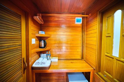 班柯木Song Lay Resort, Koh Mook, Trang THAILAND的木墙内带水槽的小型桑拿浴室