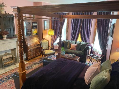 圣约瑟夫Vineyard Mansion B&B的一间卧室设有一张床和一间客厅。