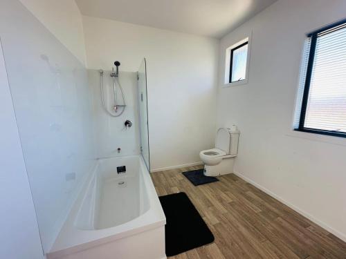 因弗卡吉尔Double bed room in Invercagill/5mini walk to city的白色的浴室设有卫生间和窗户。