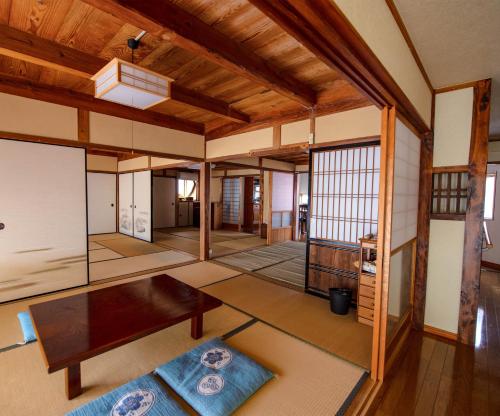 Ōbe忠大　的客厅设有木制天花板和桌子