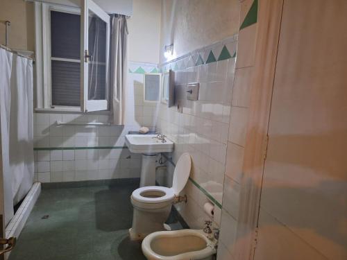 派桑杜Casona Harguindeguy的一间带卫生间和水槽的浴室
