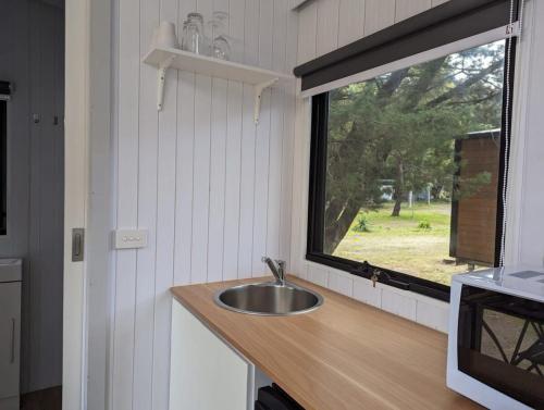 Dadswells BridgeTiny House 15 at Grampians Edge的厨房设有水槽和窗户。