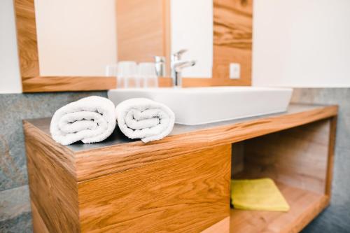 韦尔图尔诺沃玛伍尔酒店的一间带水槽和台面毛巾的浴室