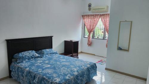 加影Eing's Homestay - Muslim And Mahram Only的一间卧室配有一张床、镜子和窗户