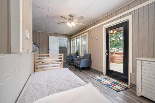 温泉城Lake Livin'的一间卧室设有一张床和一间客厅。