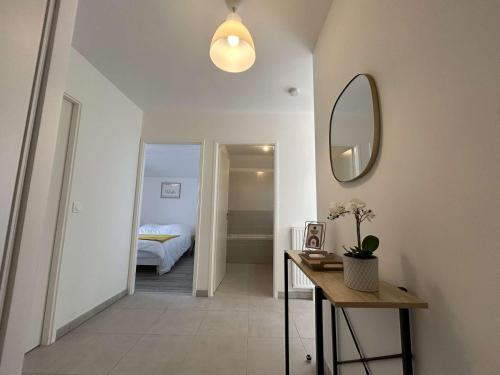 拉罗谢尔Appartement La Rochelle, 4 pièces, 8 personnes - FR-1-246-698的一间卧室配有一张床、镜子和一张桌子