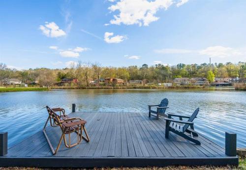 温泉城The Bungalow的湖上带两把椅子和长凳的码头