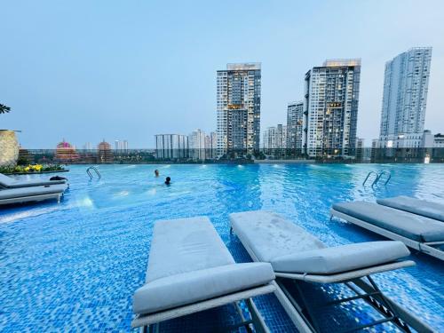 胡志明市THE LUMIÈRE RIVERSIDE LUXURY SUITE的一座位于高楼城市的游泳池