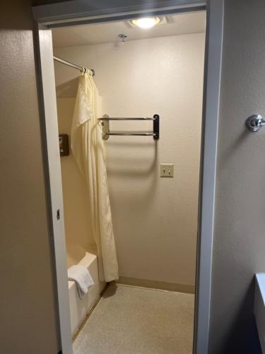 卡利斯佩尔卡利斯比美洲最佳价值客栈的带淋浴和浴帘的浴室