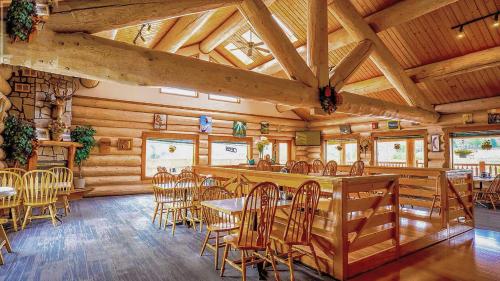 卡什克里克熊掌山林小屋的餐厅设有酒吧和桌椅