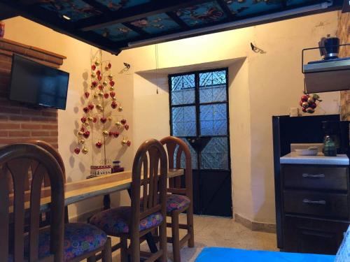 塔斯科·德·阿拉尔孔Casita la adornada的厨房配有桌椅和圣诞树