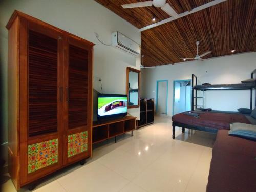 巴加Beach Doorz Place-TBV的客厅配有电视、床和沙发