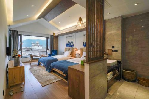 丽江Xisu Garden Inn Lijiang的酒店客房配有一张床和一个壁炉。