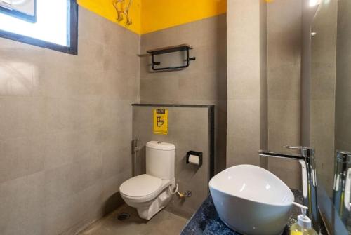 加尔加Corbett Wild Resorts & Spa的浴室配有白色卫生间和盥洗盆。