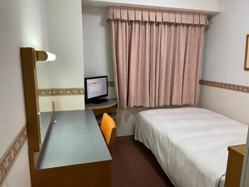 御殿场市Hotel Alpha-One Gotemba Inter的酒店客房配有一张床和一张带电脑的书桌