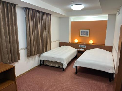 御殿场市Hotel Alpha-One Gotemba Inter的一间医院间,设有两张床和窗户