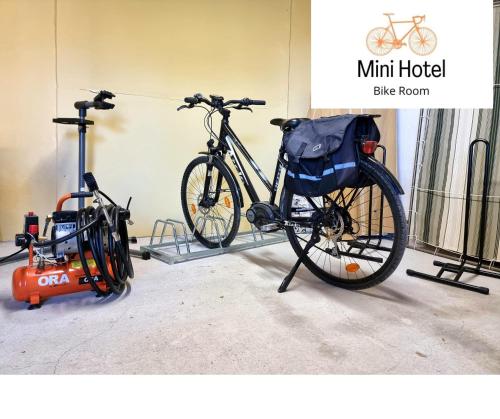拉科纳Residenza Mini Hotel - RTA e Appartamenti Vacanza的两辆自行车停放在自行车室旁边