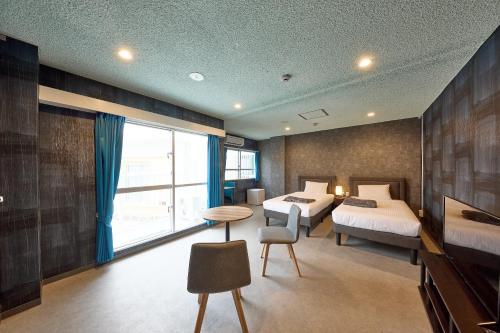 宫古岛Hotel CABANA カバナ 宮古島的一间卧室设有两张床和大窗户