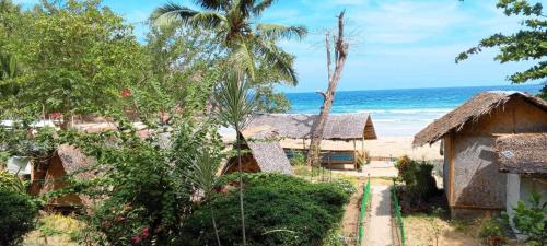 BacunganA&Z Nagtabon Lodge的海滩上的度假村,以大海为背景