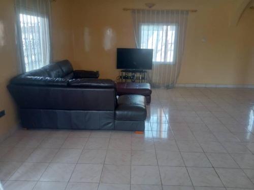 Ghana TownCostal Road hideout!的带沙发和电视的客厅
