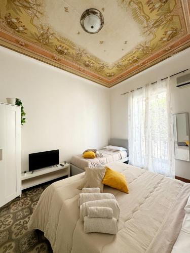 巴勒莫Sant'Oliva28的一间卧室设有两张床和格子天花板