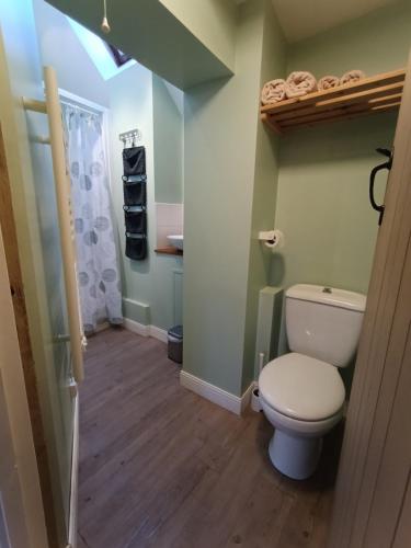 Donnay拉维尔菲尔姆度假屋的一间带卫生间和水槽的浴室