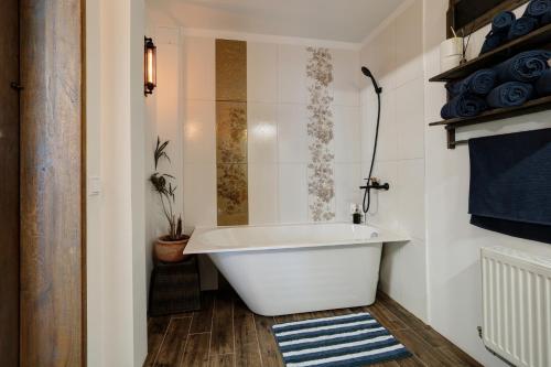利耶帕亚Frica Ludvika Garden Apartment的浴室设有白色浴缸。