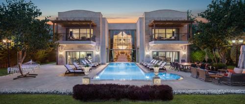 贝莱克Ela Excellence Resort Belek的一座大房子,后院设有一个游泳池