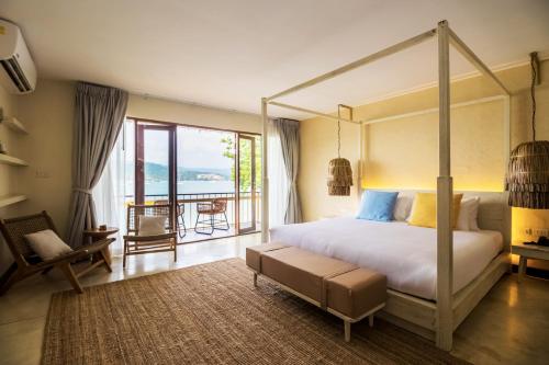 苏梅岛Sea Sun Bed & Beyond的一间卧室设有一张天蓬床和一个阳台