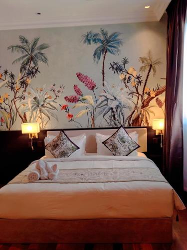 乔治市The Palm Suite@Chusan的一间卧室配有一张带花卉壁纸的大床
