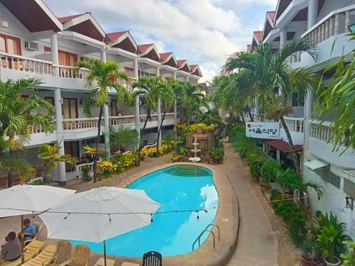 长滩岛Boracay Peninsula的享有酒店游泳池的景色