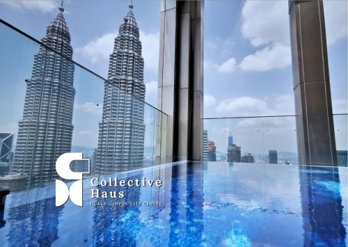 吉隆坡Tropicana Residences Kuala Lumpur by Collective Haus的从观景台上可以欣赏到双翼天楼的景色
