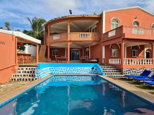AntsakomboenaVILLA FPC的一座房子前面设有游泳池
