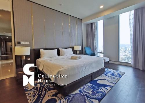 吉隆坡Tropicana Residences Kuala Lumpur by Collective Haus的酒店客房设有一张床和一个大窗户