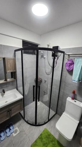 内罗毕Gatundu Heights的带淋浴、卫生间和盥洗盆的浴室
