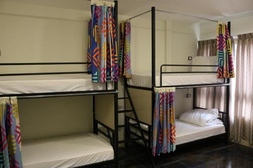 安曼Amman Trail Hostel的宿舍内带四张双层床的房间
