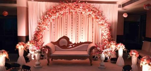 kolkataGEETANJALI REGENCY的鲜花房里一张沙发的婚礼拱门