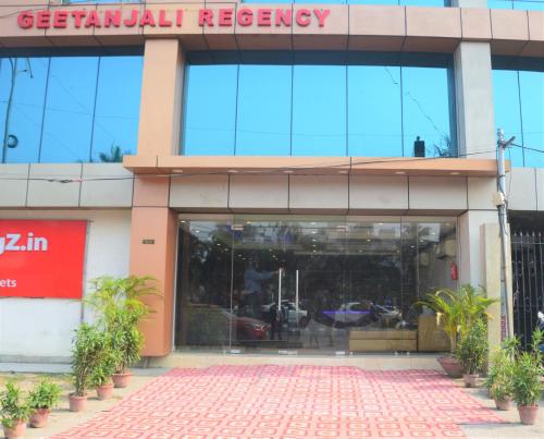 kolkataGEETANJALI REGENCY的前面有标志的建筑