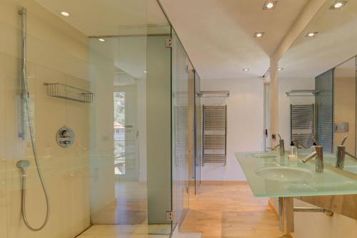 埃斯特连克斯Es Port by Rentallorca的一间带两个盥洗盆和淋浴的浴室