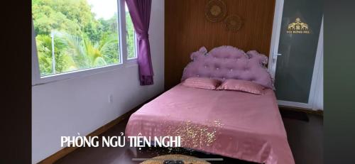 Buôn KuopVOI RỪNG HILL HOMESTAY的一间小卧室,配有一张粉红色的床和窗户