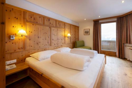 米德尔斯博尔格克兰西酒店的一间卧室设有两张木墙床。