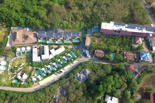 拉威海滩Le Resort and Villas的一组建筑和树木的头顶景色