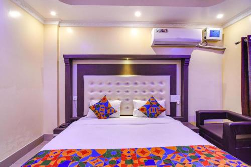 普里Goroomgo Hotel Asish Bollywood Beach View Puri - Best Choice of Travellers的一间卧室配有一张大床和彩色床罩