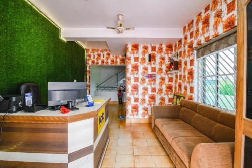 普里Goroomgo Hotel Asish Bollywood Beach View Puri - Best Choice of Travellers的带沙发和绿色墙壁的客厅