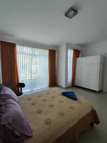 塔里哈Departamento Nuevo y comodo的一间卧室设有一张大床和一个大窗户