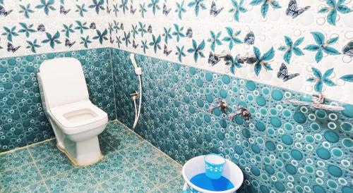 蒂鲁帕蒂SRI HARI KIRAN GRAND TIRUPATI. Alipiri Road的浴室配有卫生间和蓝白色墙壁。