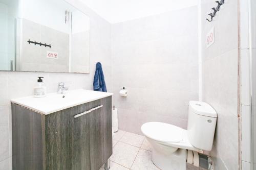 巴塞罗那Fabrizzios Terrace Hostel的白色的浴室设有卫生间和水槽。