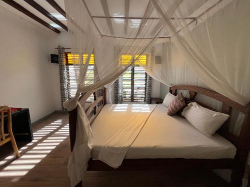 蓬圭Malcom Residence的一间卧室配有两张双层床和蚊帐