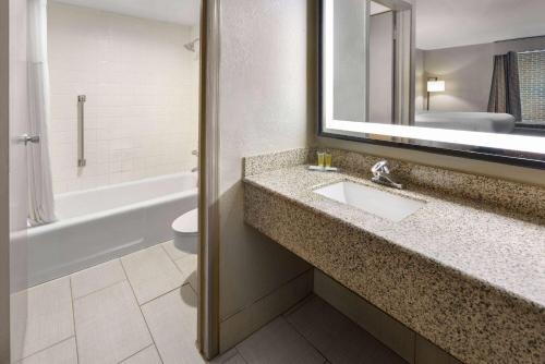福赛斯福赛斯戴斯酒店的一间带水槽、卫生间和镜子的浴室
